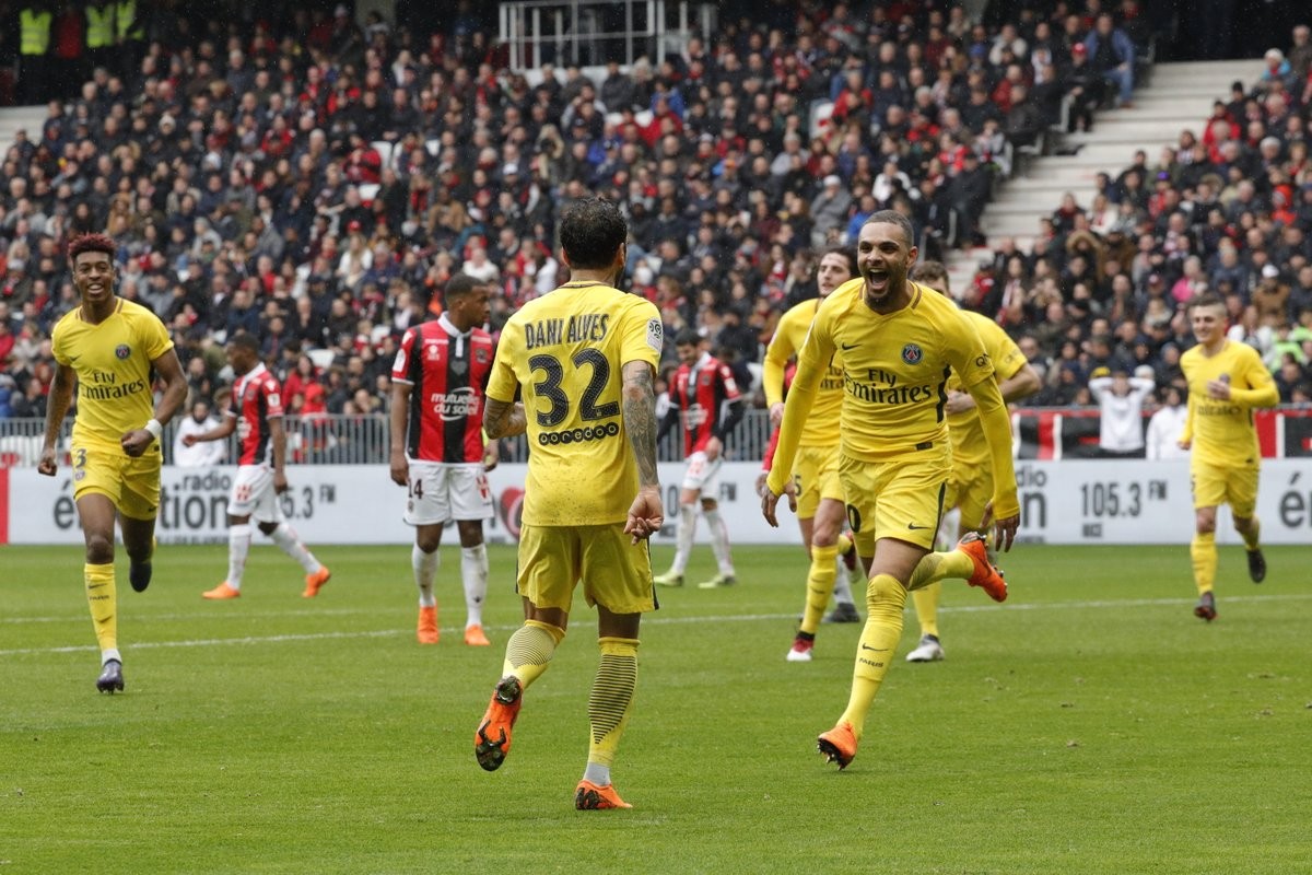 Ligue 1 - Il PSG mette le mani sul titolo: Nizza battuto di rimonta grazie a Di Maria e Dani Alves