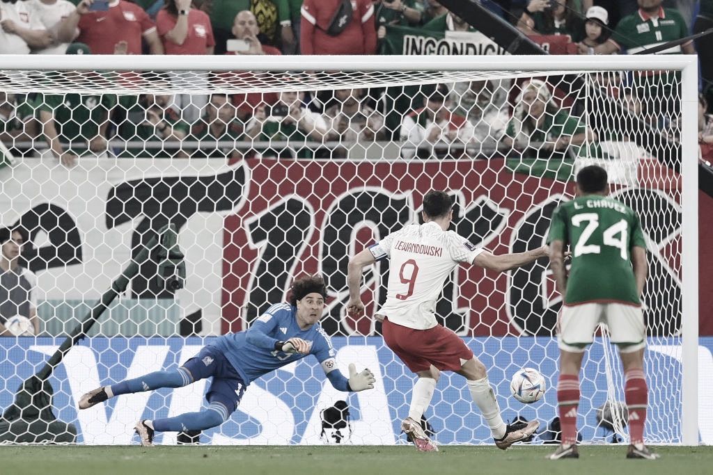 Ochoa pega pênalti de Lewandowski e garante empate do México contra Polônia