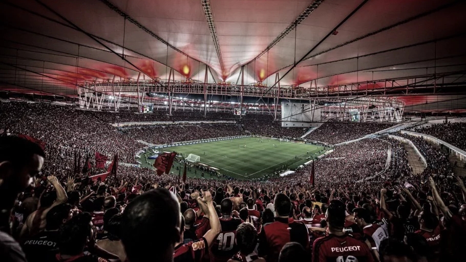 Flamengo e Palmeiras fazem confronto direto no Maracanã lotado
