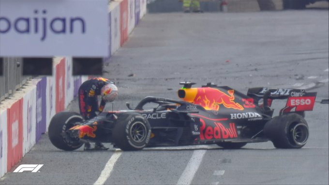 F1 GP Azerbaigian, gara pazza: Verstappen a muro, Hamilton sbaglia, vince Perez  