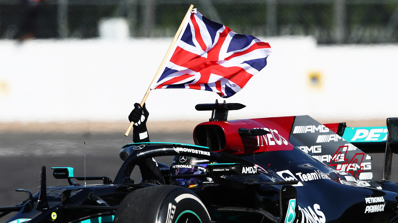 Desastroso GP de Gran Bretaña para Red Bull; gana Hamilton, Max y Checo
fuera de los puntos