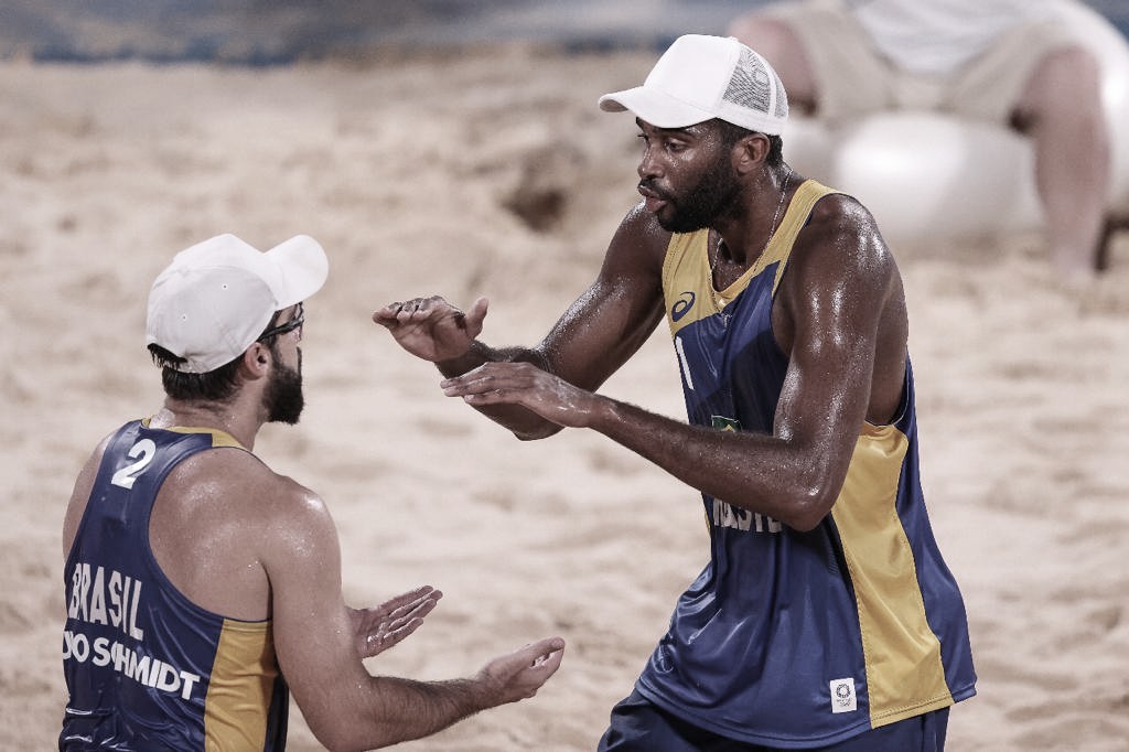 Melhores momentos Evandro/Bruno Schmidt x Plavins/Tocs pelo vôlei de praia nas Olimpíadas de Tóquio (0-2) Melhores momentos Evandro/Bruno Schmidt x Plavins/Tocs pelo vôlei de praia nas Olimpíadas de Tóquio (0-2)