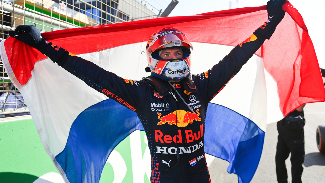 Verstappen dominante: gana y recupera el liderato del
mundial; Pérez, gran remontada