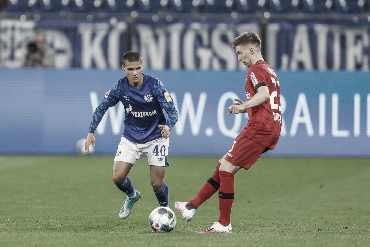 Schalke sai na frente com pênalti polêmico, mas amplia sina e empata com Bayer Leverkusen