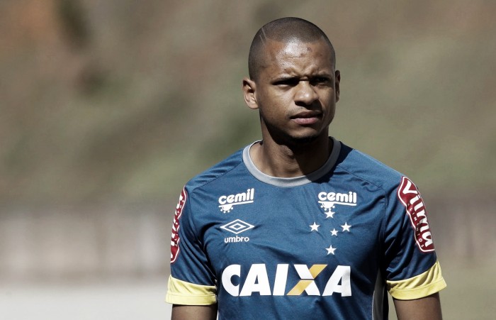 Lateral-esquerdo Edimar realiza exames médicos para assinar contrato com Cruzeiro
