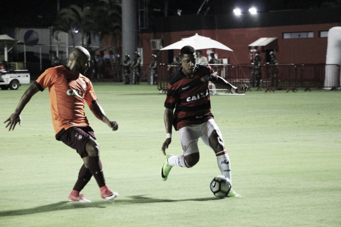 Ribamar brilha e Atlético-PR vence Vitória no Barradão