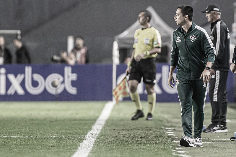 "Incompetência do VAR" reclama auxiliar do Fluminense após empate contra o Santos