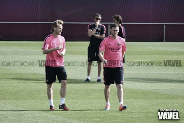 Nuevo entreno del FC Barcelona con la noticia de la posible baja de Messi para el clásico