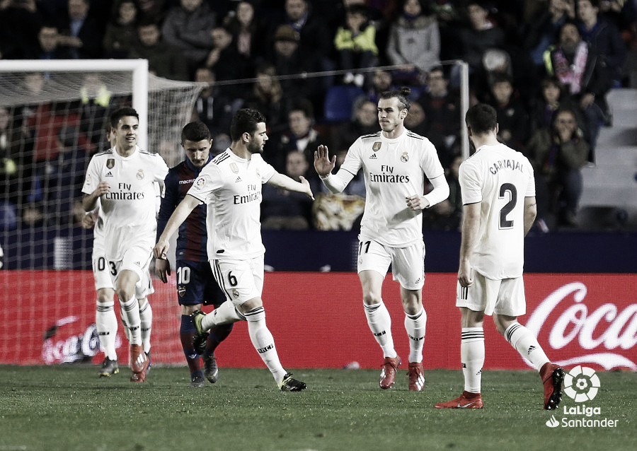 El Real Madrid gana con polémica El Real Madrid gana con polémica