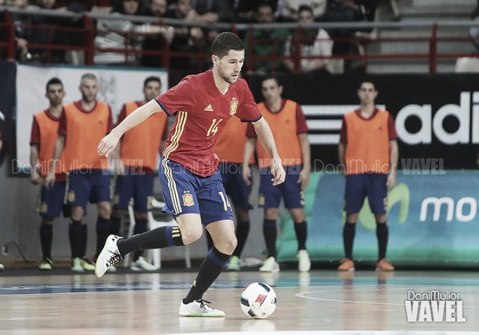 España golea a Serbia y tiene prácticamente sellado su billete a la Eurocopa