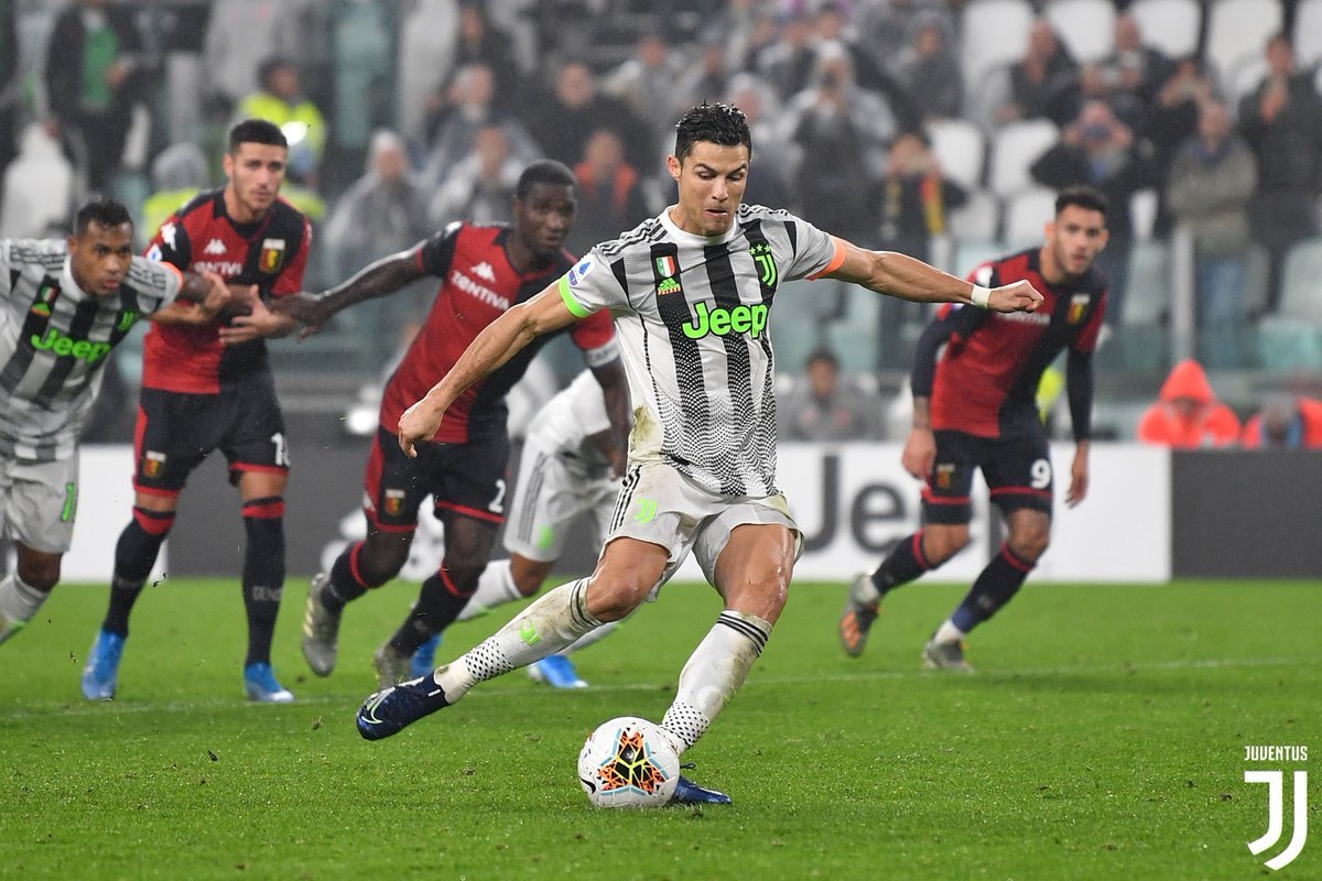 La Juventus batte soffrendo il Genoa 2-1 e risponde all'Inter