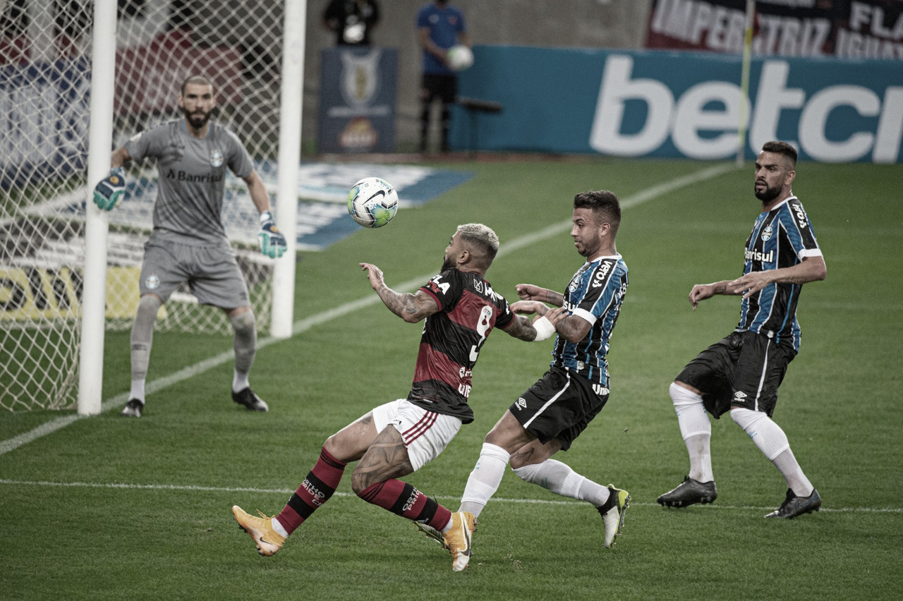 Flamengo
e Grêmio fazem jogo de poucas finalizações, e visitante é punido por postura defensiva Flamengo
e Grêmio fazem jogo de poucas finalizações, e visitante é punido por postura defensiva