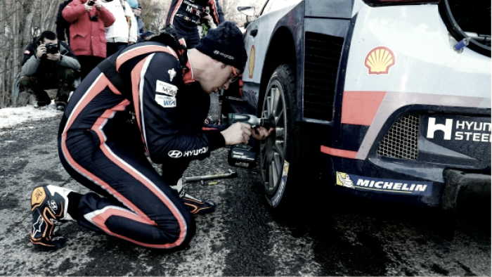 Neuville pierde las opciones de ganar el Rally de Montecarlo