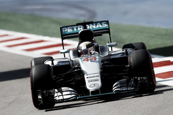 Lewis Hamilton arrasa en los segundos entrenamientos libres