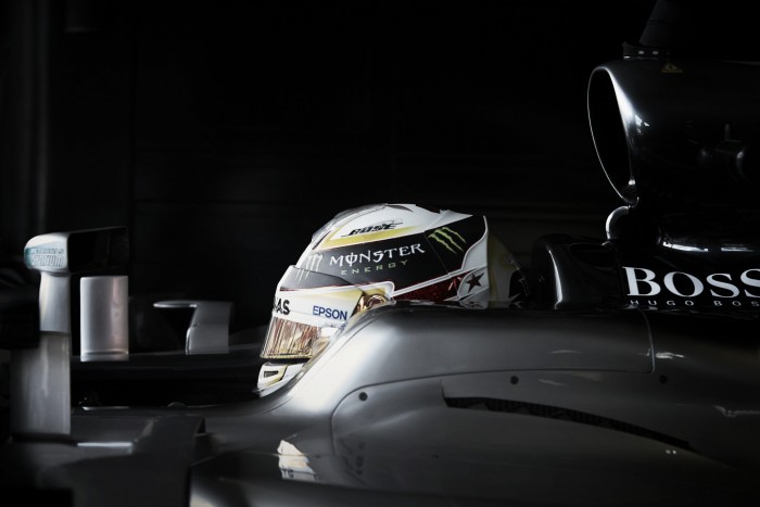 Lewis Hamilton: "Sólo un coche puede pasar por la curva uno"