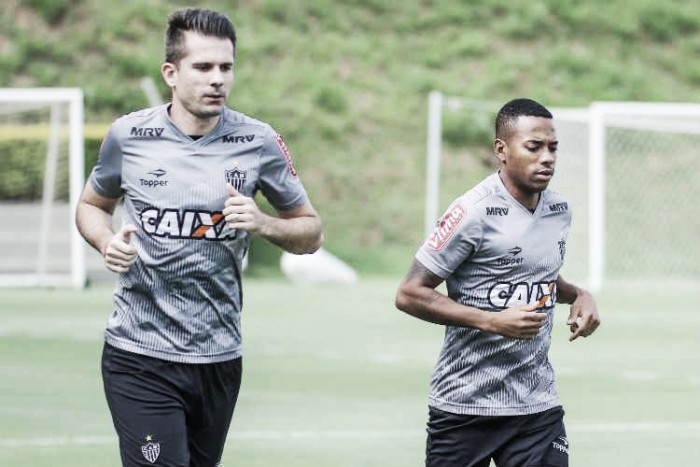 Ainda em tratamento, Victor e Robinho correm durante treino do Atlético-MG