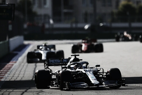 Hamilton supera jogo de equipe da Ferrari e vence GP da Rússia Hamilton supera jogo de equipe da Ferrari e vence GP da Rússia