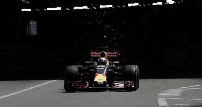 Daniel Ricciardo vuela en unos segundos entrenamientos libres accidentados