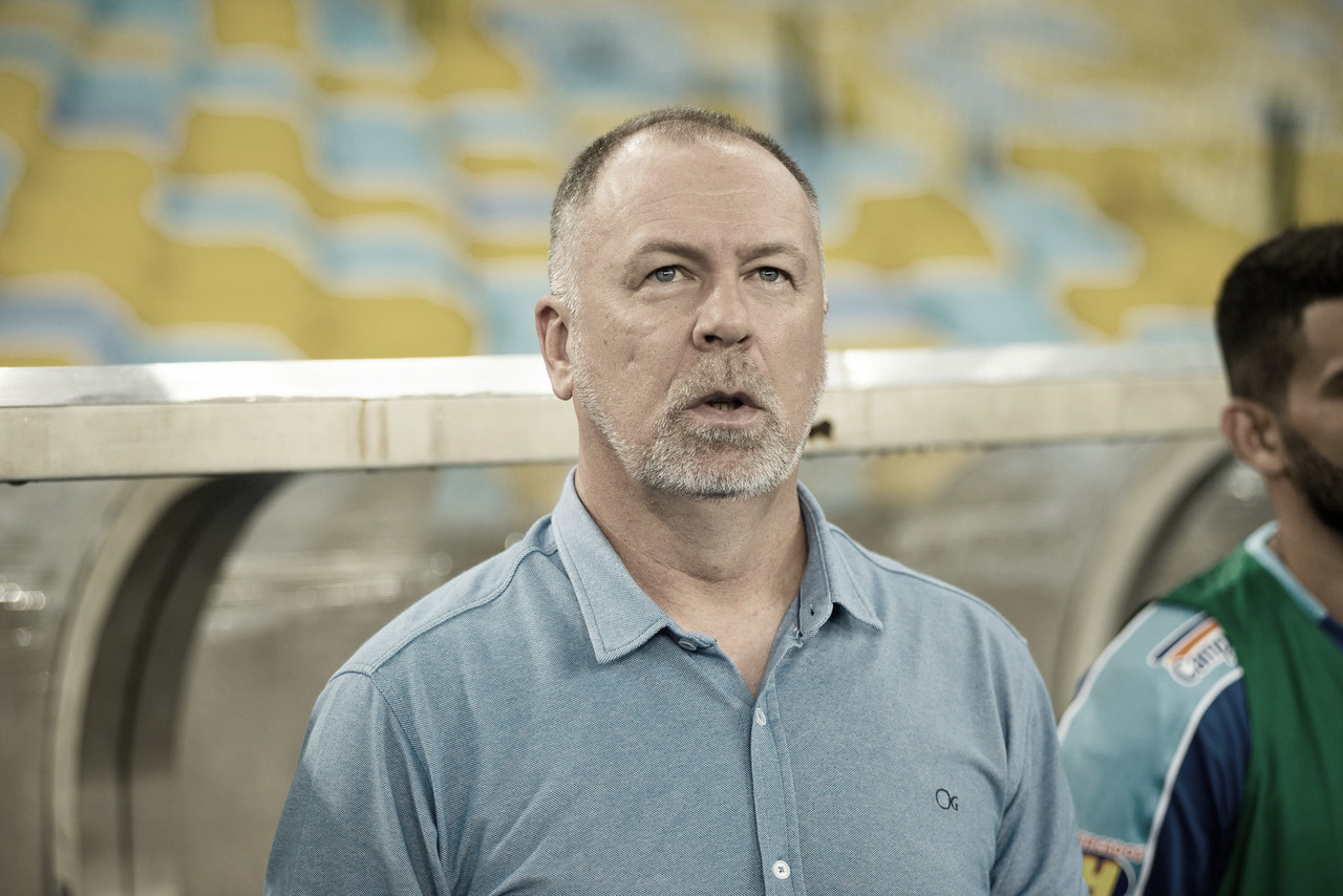 Mano Menezes reconhece mal desempenho da equipe, mas frisa: "Responsabilidade é do treinador" Mano Menezes reconhece mal desempenho da equipe, mas frisa: "Responsabilidade é do treinador"