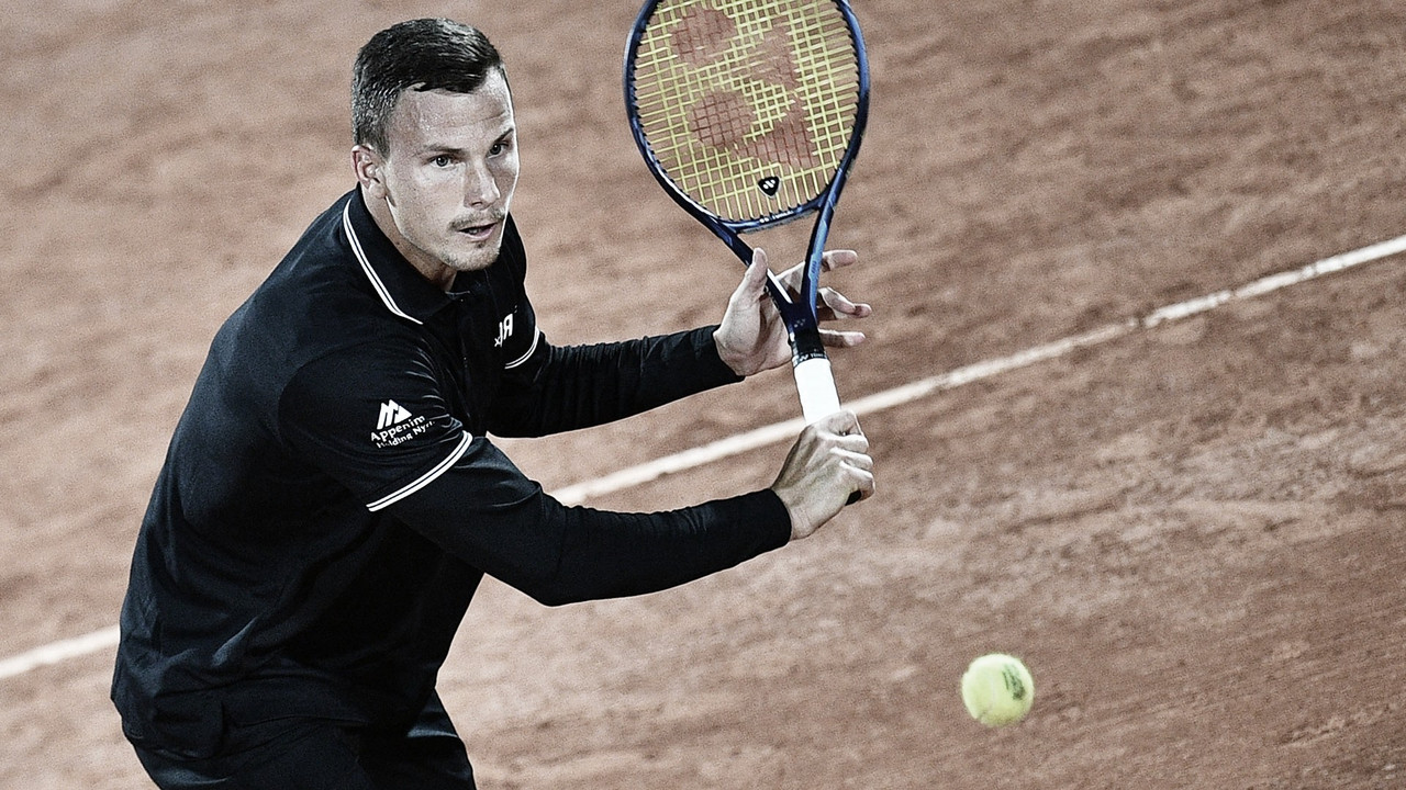 Medvedev perde para Fucsovics e segue sem nunca ter vencido em Roland Garros