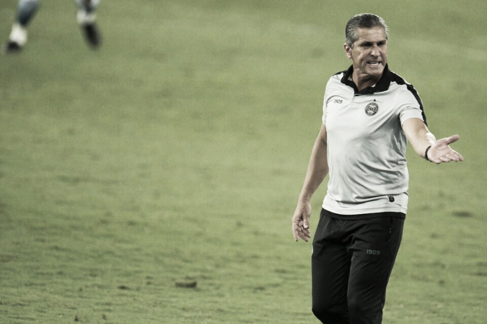 Técnico Jorginho pede desculpas aos torcedores após goleada sofrida pelo Fluminense 