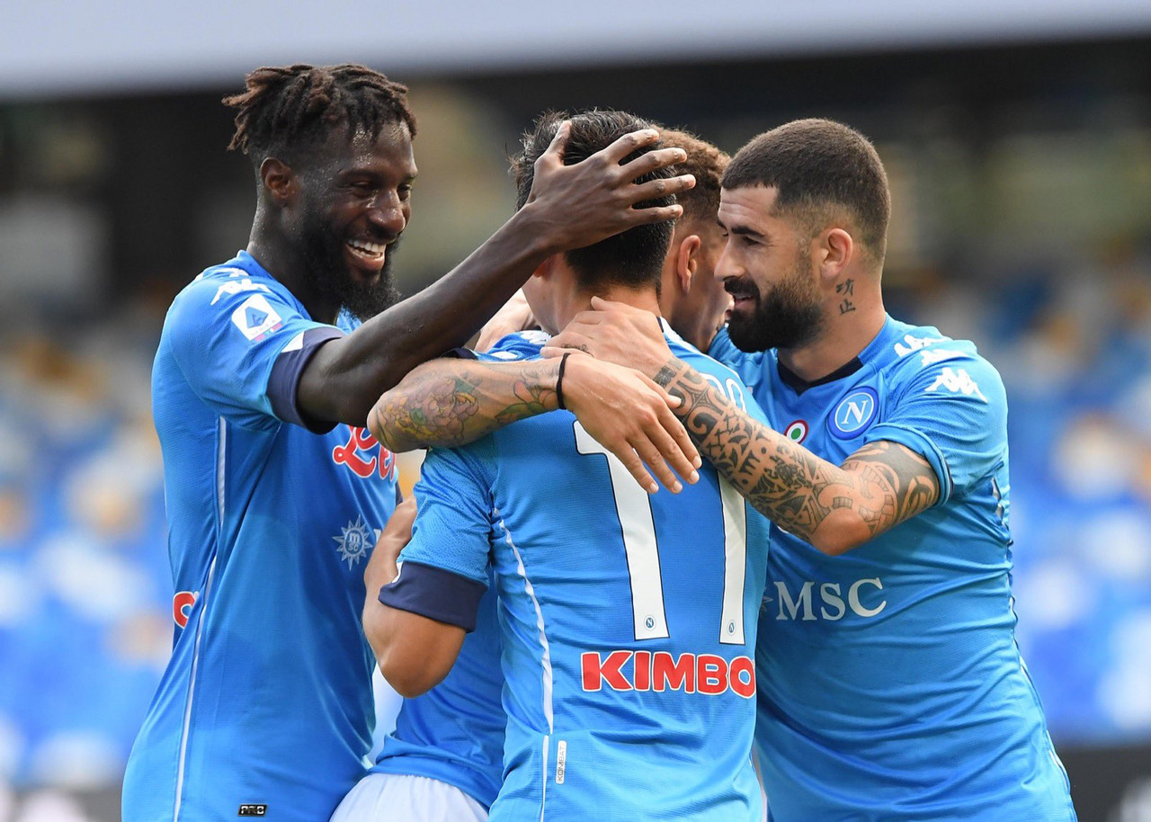Lozano trascina il Napoli: Atalanta annichilita 4-1
