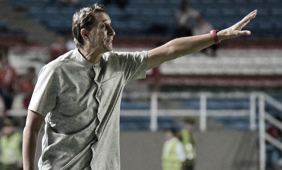 Alexandre Guimarães: "Cuando nosotros hemos hecho algún cambio es porque lo hemos practicado" Alexandre Guimarães: "Cuando nosotros hemos hecho algún cambio es porque lo hemos practicado"