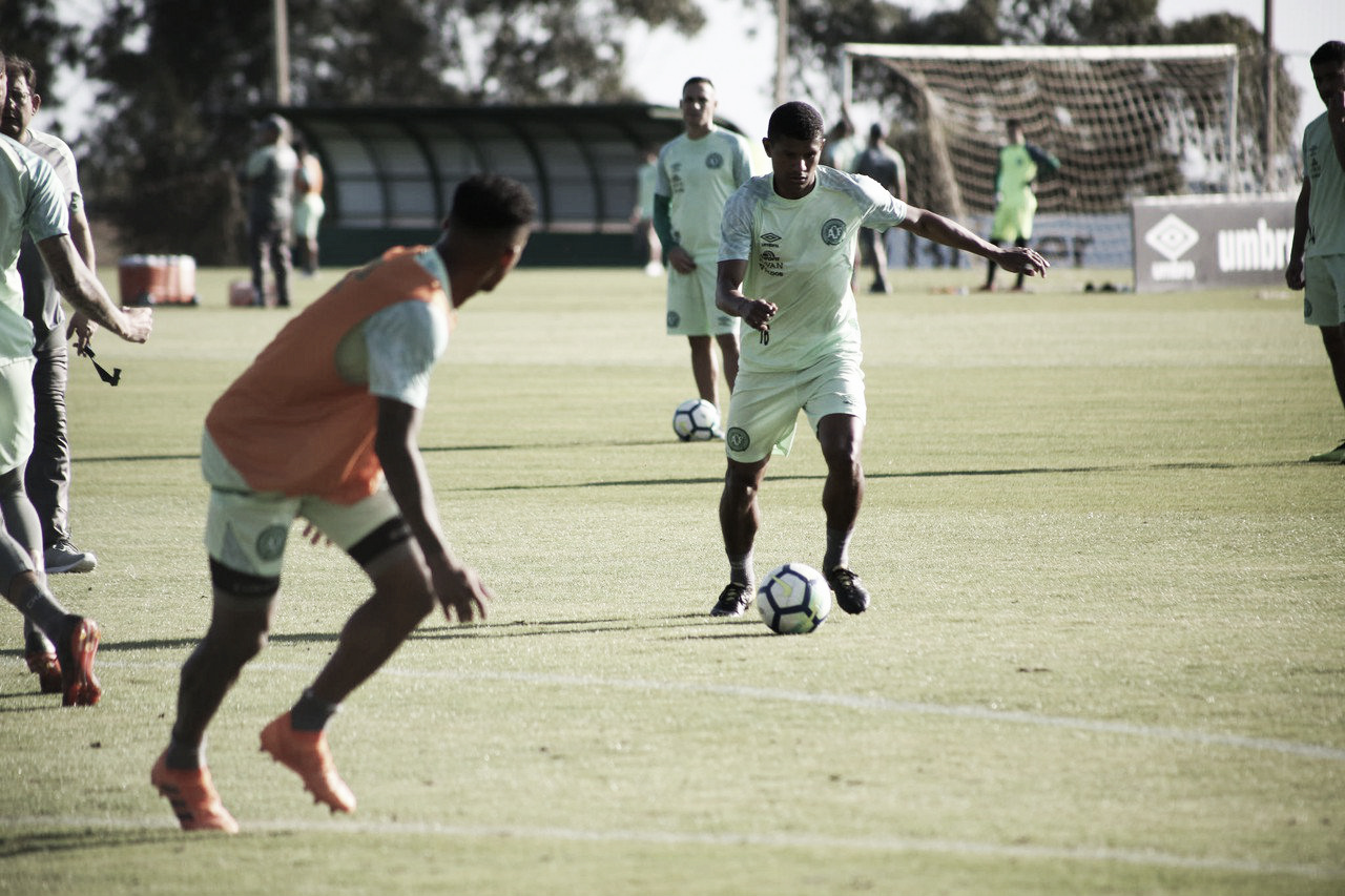 Elicarlos e Márcio Araújo voltam aos treinos e podem reforçar Chapecoense contra o Bahia Elicarlos e Márcio Araújo voltam aos treinos e podem reforçar Chapecoense contra o Bahia