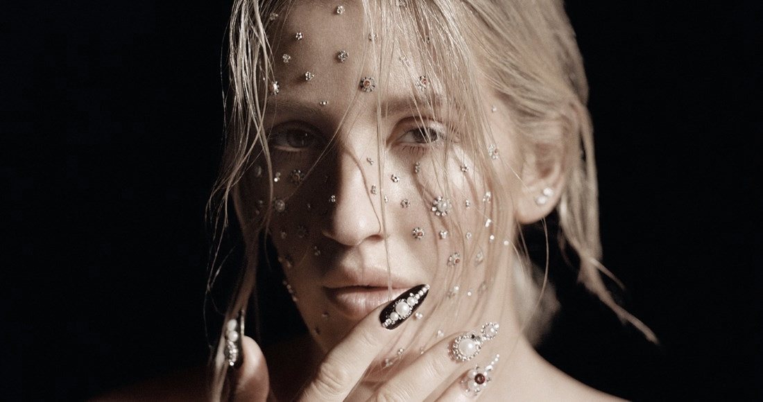 Ellie Goulding denuncia la contaminación del agua en su
último videoclip