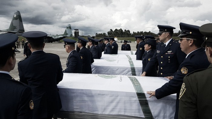 Corpos das vítimas do acidente com Chape são transportadas para o Brasil sob homenagens