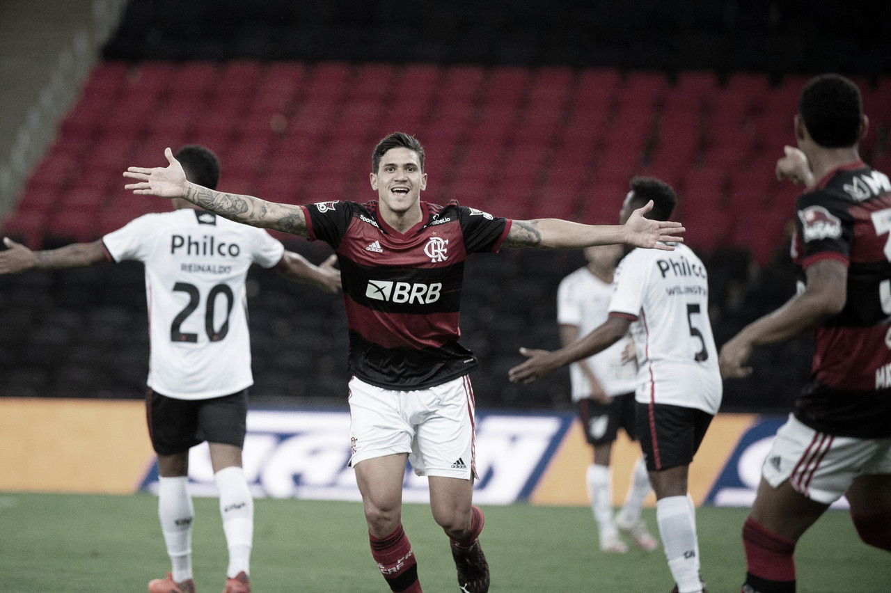 Com dois
de Pedro, Flamengo supera Athletico e confirma classificação às quartas de final