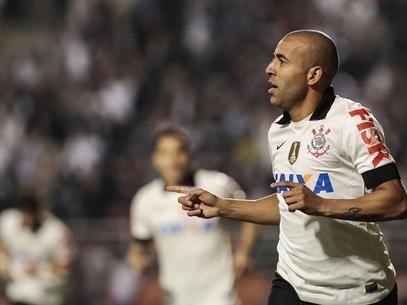 Emerson Sheik marca e Corinthians garante a primeira vitória no Brasileirão