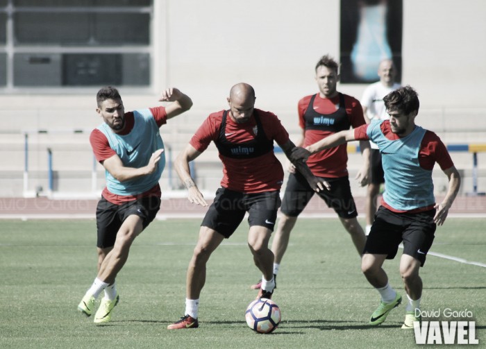 El Almería empieza a preparar el partido ante el Huesca con una intensa sesión