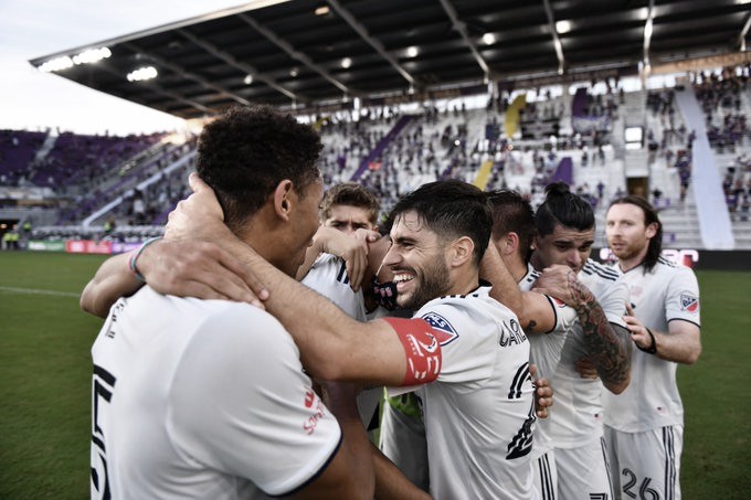 Carles Gil manda a los
Revs a la final Carles Gil manda a los
Revs a la final