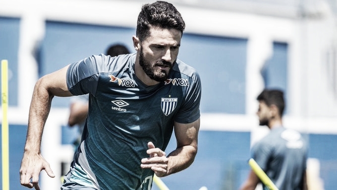Avaí afasta jogadores envolvidos em confusão com torcedores em balada Avaí afasta jogadores envolvidos em confusão com torcedores em balada