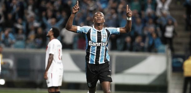 Erazo comemora retorno da dupla com Geromel no Grêmio: "Vamos buscar acertar atrás"