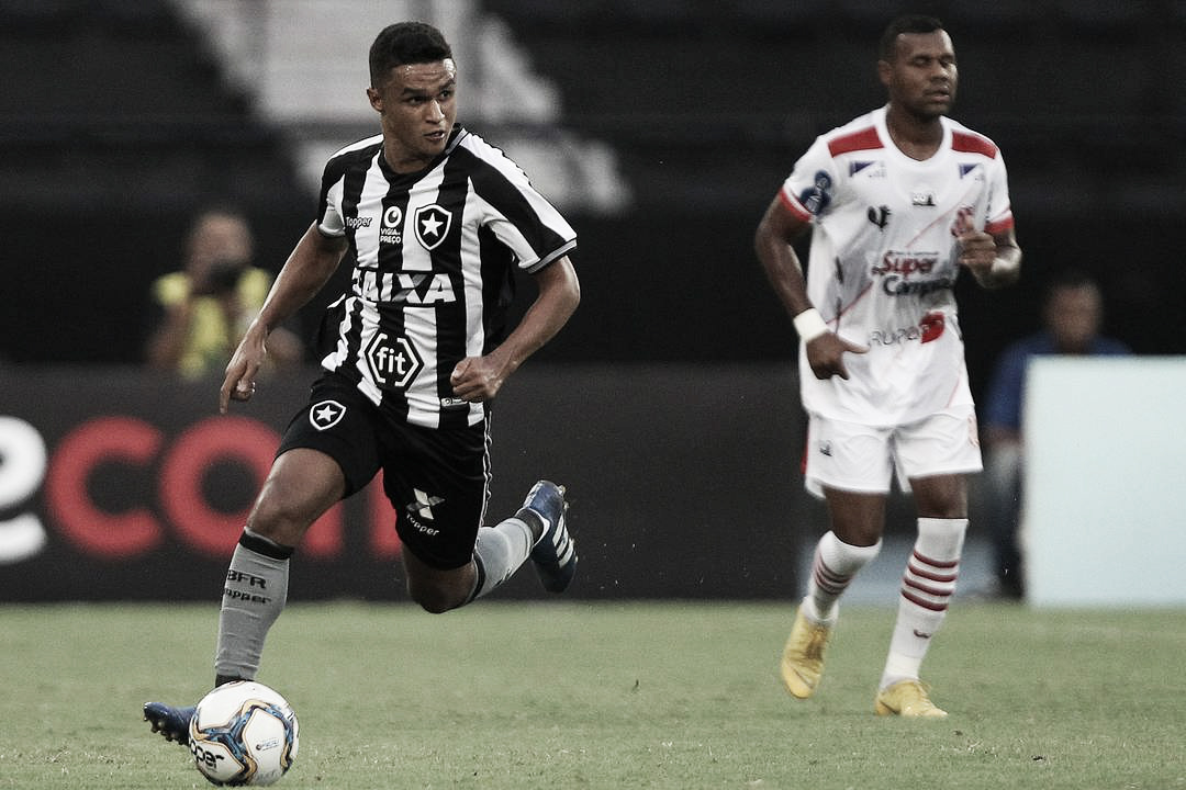 Erik reestreia em empate sem gols com Bangu e afirma: "Clássico pode mudar tudo" Erik reestreia em empate sem gols com Bangu e afirma: "Clássico pode mudar tudo"