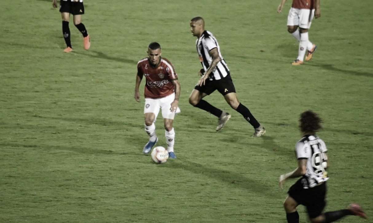 Com chuva, bolas murchas e Victor inspirado,
Atlético-MG cede empate ao Boa pelo Mineiro Com chuva, bolas murchas e Victor inspirado,
Atlético-MG cede empate ao Boa pelo Mineiro