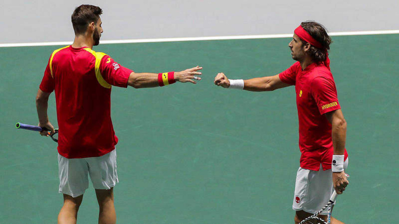 España remonta y gana en su debut de Copa Davis