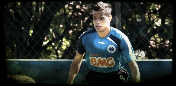 Lateral Everton e atacante Ananias são emprestados pelo Cruzeiro
