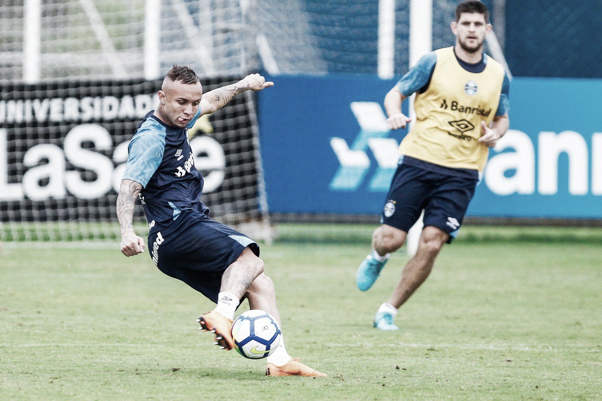 Everton não vê favoritismo gremista em clássico: "Na hora tudo se nivela" Everton não vê favoritismo gremista em clássico: "Na hora tudo se nivela"