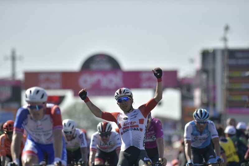 Giro d'Italia: Ewan concede il bis a Novi Ligure. Viviani lascia la corsa