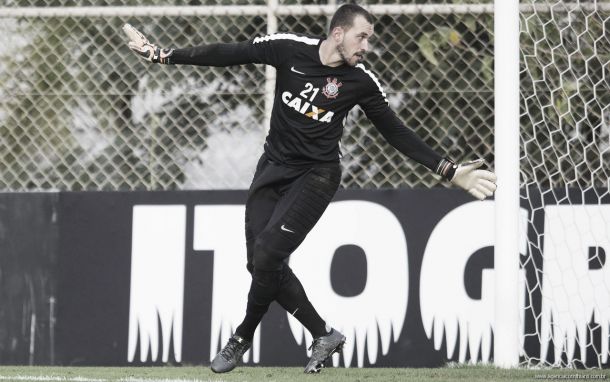 Novo titular no gol do Corinthians, Walter espera garantir sequência: "Agora é agarrar essa chance"
