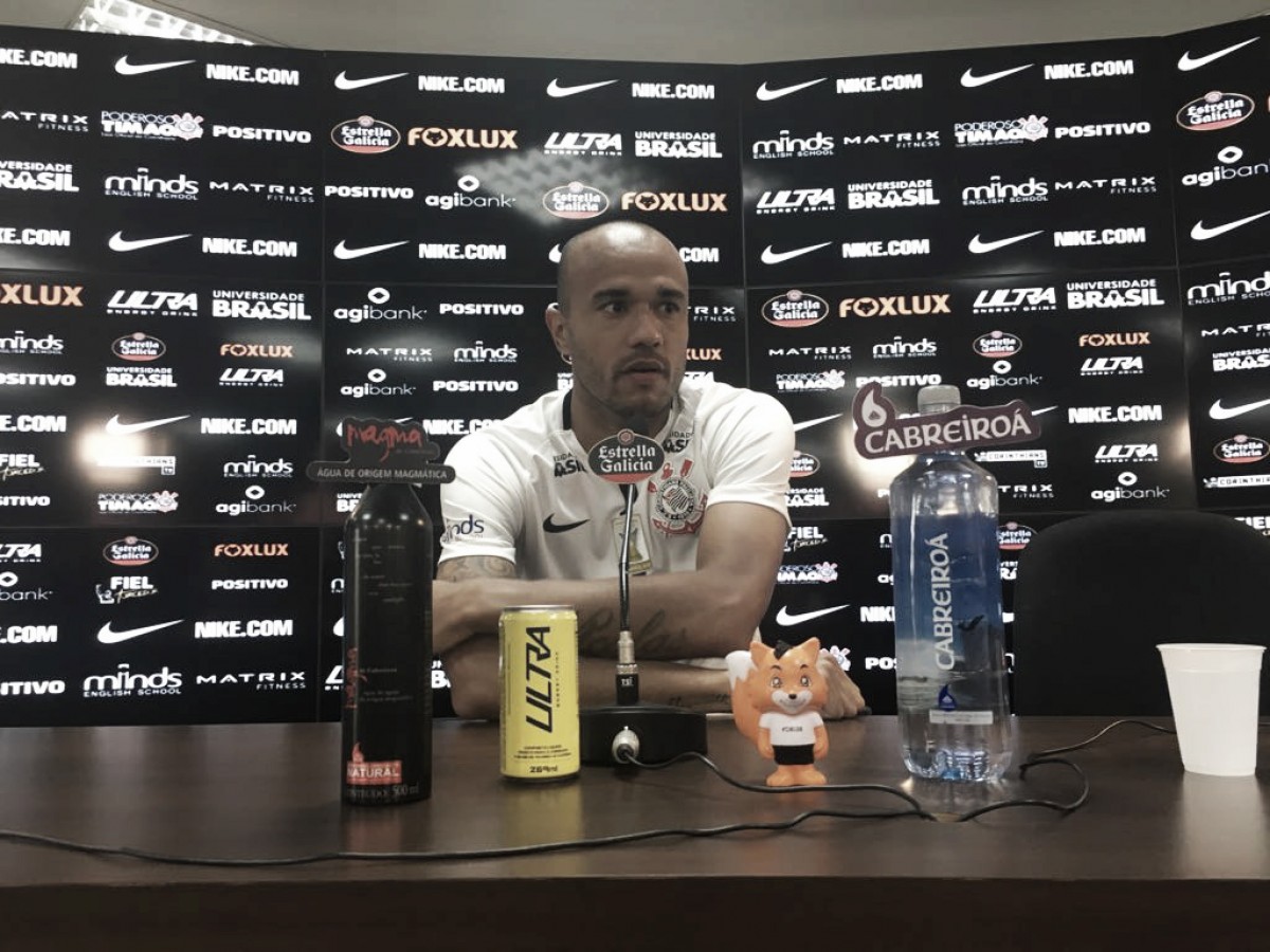 Corinthians apresenta Roger como reforço para ataque em 2018 Corinthians apresenta Roger como reforço para ataque em 2018