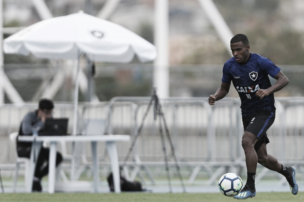 Ezequiel avalia sua volta ao time titular do Botafogo: "Acho que fui bem"