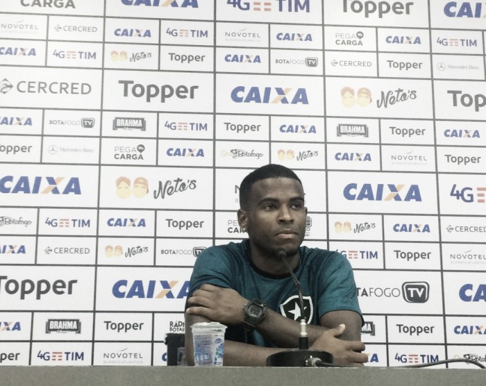 Em primeira coletiva no Botafogo, Ezequiel fala sobre chegada ao profissional: "Estou adaptado"