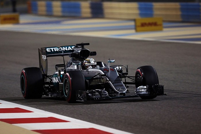 F1, Bahrain - Qualifiche: pole di Hamilton, prima fila Mercedes. Terzo Vettel