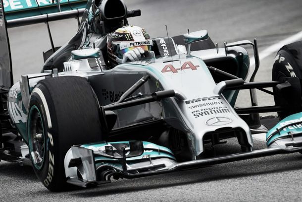 Lewis Hamilton vuelve a coger las riendas en los Libres 2