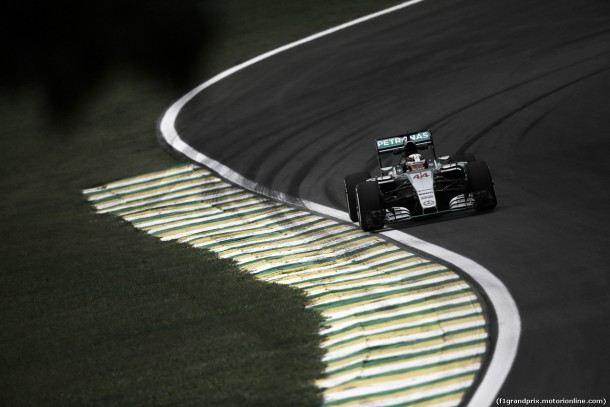 Lewis Hamilton vuela a pesar de los problemas con su monoplaza