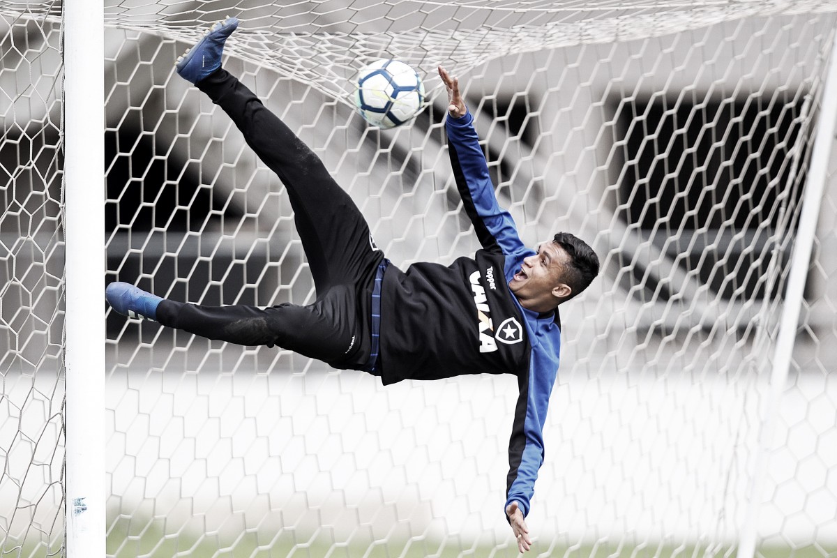 Erik se sente bem recebido no Botafogo e promete: “Vou me dedicar ao máximo” Erik se sente bem recebido no Botafogo e promete: “Vou me dedicar ao máximo”